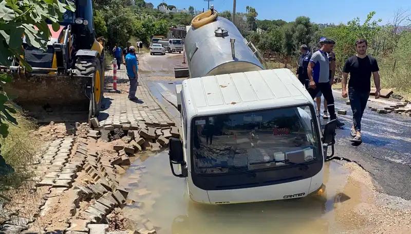 Bodrum’da Su Hattı Patladı, Tanker Derin Çukura Düşerek Kaza Yaptı!