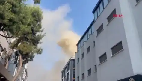 İstanbul'da Yangın Korkusu: 4 Katlı İş Merkezinde Alevler Yükseliyor