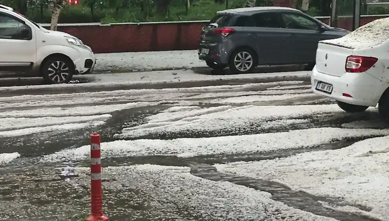Ardahan'da Dolu Yağışı Şehir Beyaza Büründü, Sokaklar Sakin Bir Kış Manzarası Sunuyor