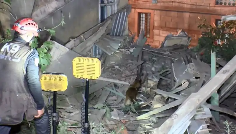 İstanbul'da Deprem İle Yıkım: Çöken Bina ve Yaşanan Panik