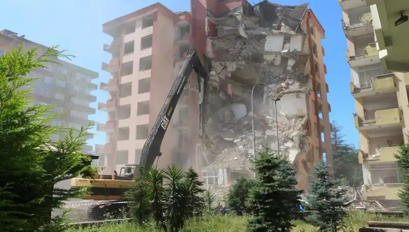 Dalgalar Değil Depremler: İki Bina Sadece Dalgalarla Yıkılma Tehlikesi Geçirdi