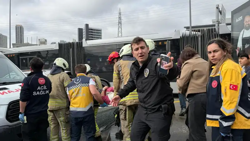 Metrobüs Kazası: İstanbul’da Seferler Durduruldu, Hayatını Kaybedenler Var