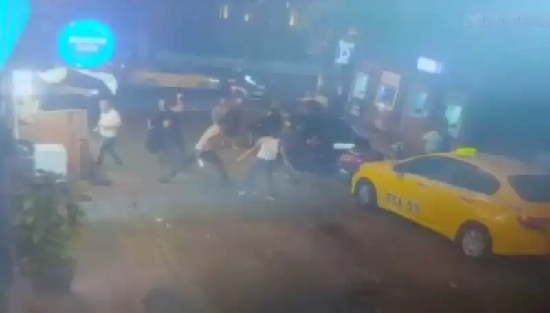 Beyoğlu'nda Tartışma Kavgaya Dönüştü: Kanlar İçinde Kaldı