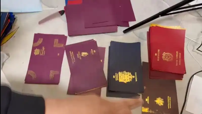 Sahte Belgeler Çetesi Çökertildi: Pasaport, Vize ve Ehliyet Üreticilerine Büyük Operasyon