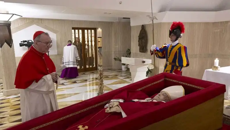 Papa’nın Tabutundaki Fotoğraflar: Duygusal Anlar ve Anlamları