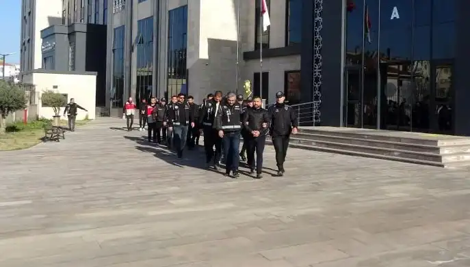 Otelde Balyozlu ve Bıçaklı Kavga: Kırık Parmaklar ve On Gözaltı