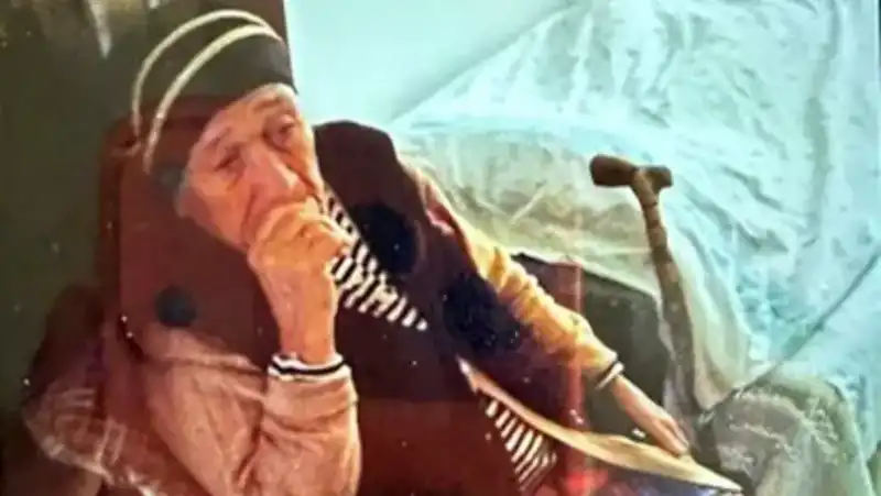 Anneannesini “gezmeye” çıkarıp bastonla öldüren torun: Kan donduran cinayet!