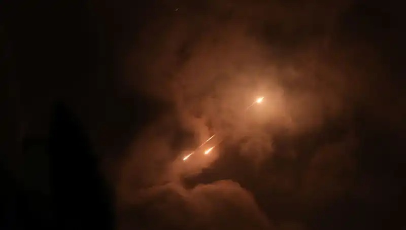 İran’ın Gece Saldırıları: Füzelerin Zamanlama Stratejisi Ne Anlama Geliyor?