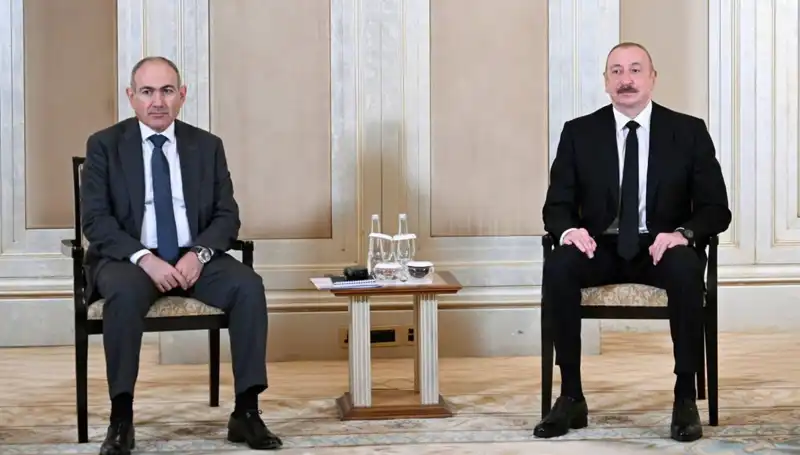 Aliyev ve Paşinyan, Abu Dabi'de Barış Görüşmeleri İçin Bir Araya Geldi