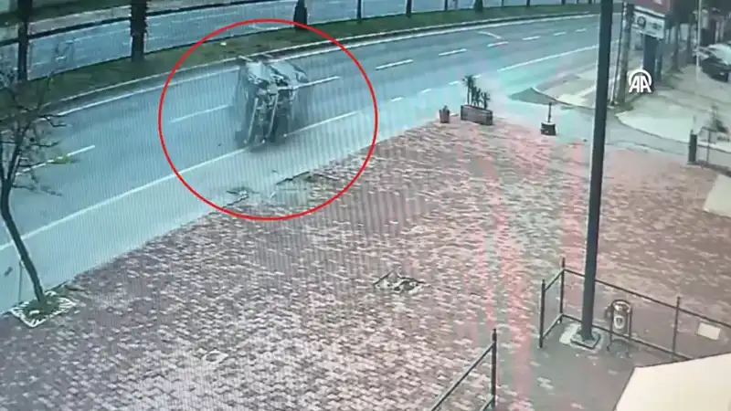 Korkunç Kaza: İki Yaralı Güvenlik Kamerasında Anbean Görüntülendi!