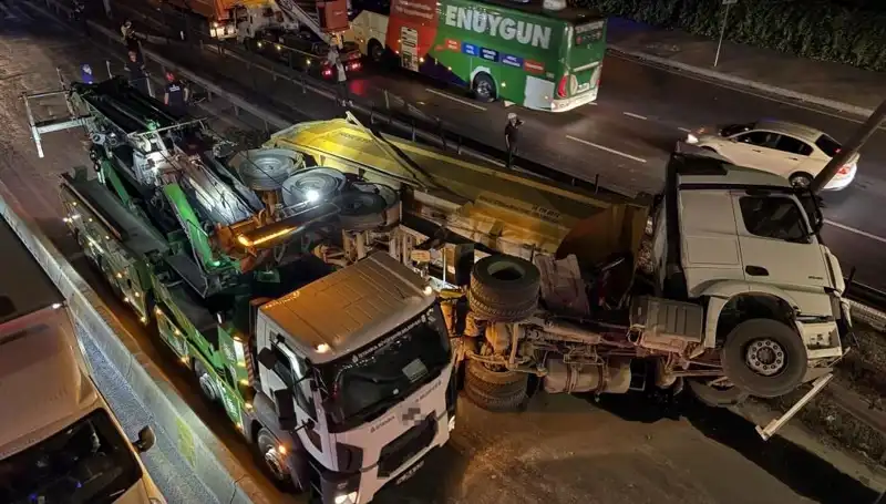 Devrilen Hafriyat Kamyonu Şehir Merkezini Kapatınca Acil Durum Uygulandı