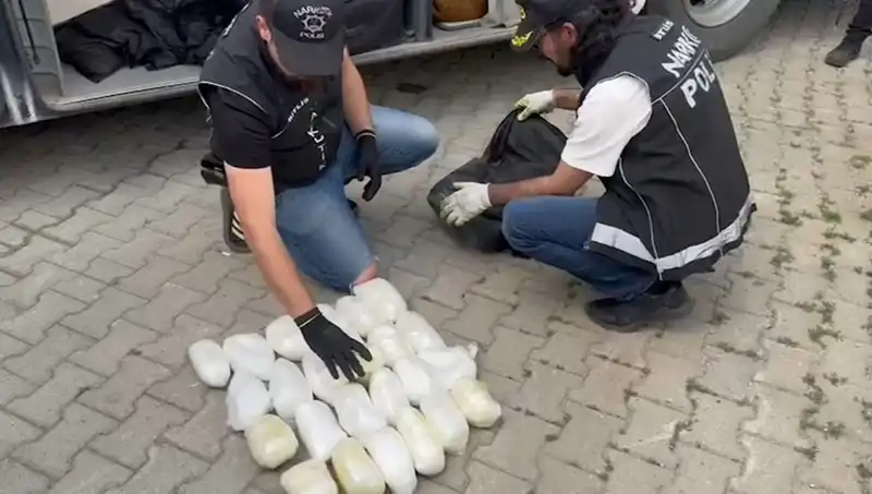 Yolcunun Valizinde Şok Edecek 13 Kilo Metamfetamin Ele Geçirildi!
