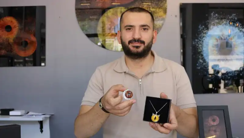 İris Fotoğraflarını Takı ve Tabloya Dönüştüren Sanatçı: İlk Uygulayıcı Kendimim!
