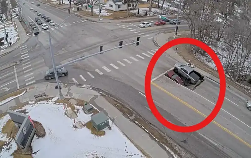 ABD'de Yeraltı Çökmeleri: Arabalar Suyun İçinde Kayboldu