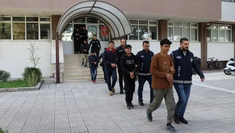 Türkiye’nin İki İlinde Düzensiz Göçmen Operasyonu: 21 Kişi Yakalandı