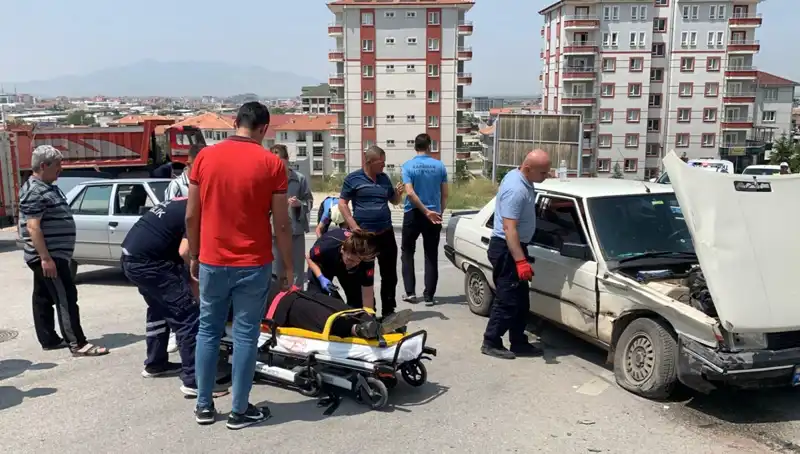 Kavşakta Meydana Gelen Kaza Sonucu İki Kişi Yaralandı