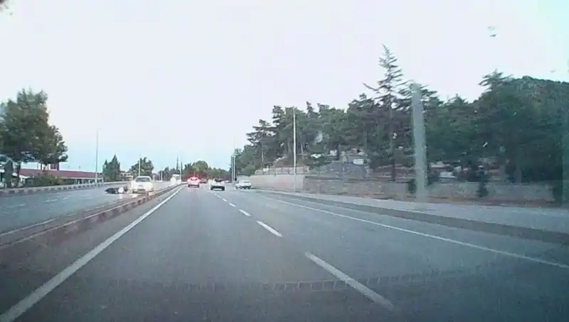 Otomobil ve Motosiklet Çarpıştı: Kaza Anı Anbean Kaydedildi