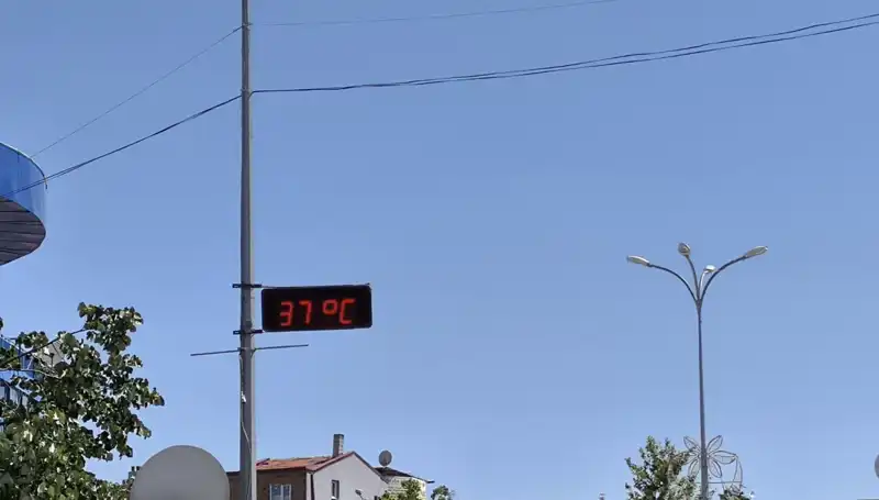 Bu İlçede Termometreler Rekor Kırarak 38 Dereceye Ulaştı!