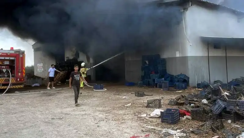 Plastik Kasa Deposunda Meydana Gelen Yangın, Hızla Büyüyen Duman Bulutları Korkuttu