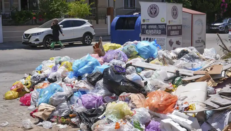 İzmir’de Çöp Yığınları Krizi: Kentte Temizlik Sorunları Başgösterdi