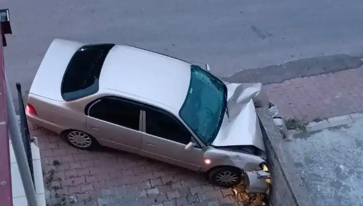 Kontrolü Kaybedip Duvara Çarpan Araçta Yaşanan Korkunç Kaza