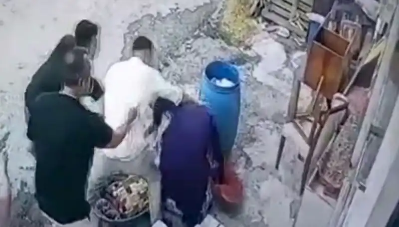 Başakşehir'de Skandal: Baba ve Oğlu, Bidon Yüzünden 58 Yaşındaki Kadını Darbetti