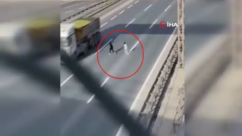 Tehlikeli Yolculuk Anları Kameralara Yansıdı: "Başlarına Bir İş Gelmez Umudundayım"