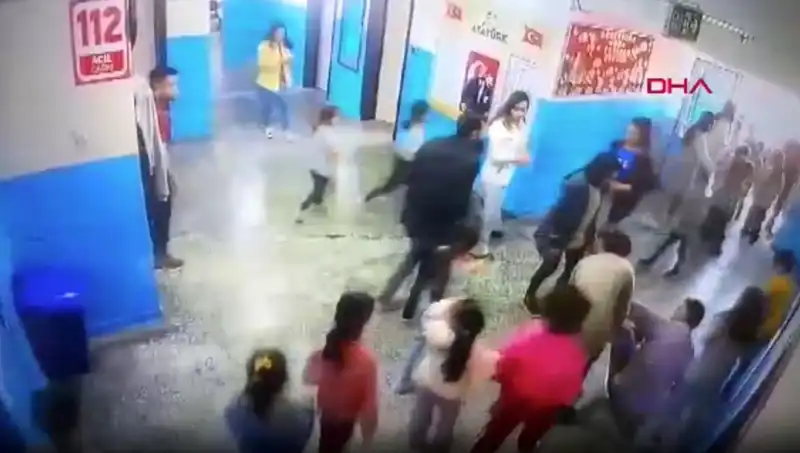 Bayılan Öğrenciyi Müdür Yardımcısı Anında Kurtardı: O Anlar Kameralara Yansıdı