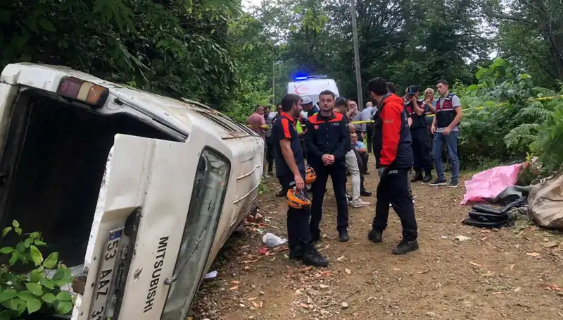 Rize'de Minibüs Kazası Can Aldı: Yamaçtan Yuvarlanan Araçta İki Ölü, Üç Yaralı