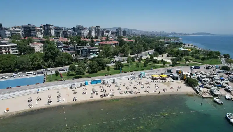 İstanbul’un Sıcak Havasında Caddebostan Plajı Fırtınası: Kalabalıklar Sahilde Buluştu!