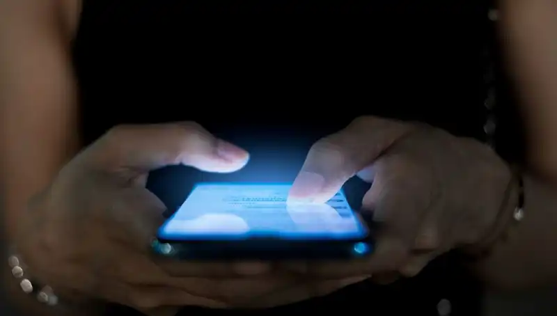 Narsisizmin Sessiz Sinyali: Telefon Alışkanlıklarımızın Psikolojik Etkileri