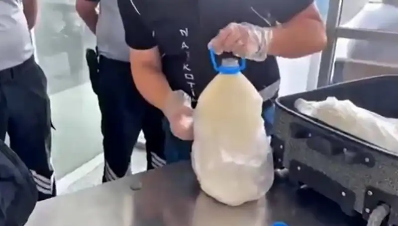 Havalimanında Süt Şişesinde Ele Geçirilen Uyuşturucu Skandalı