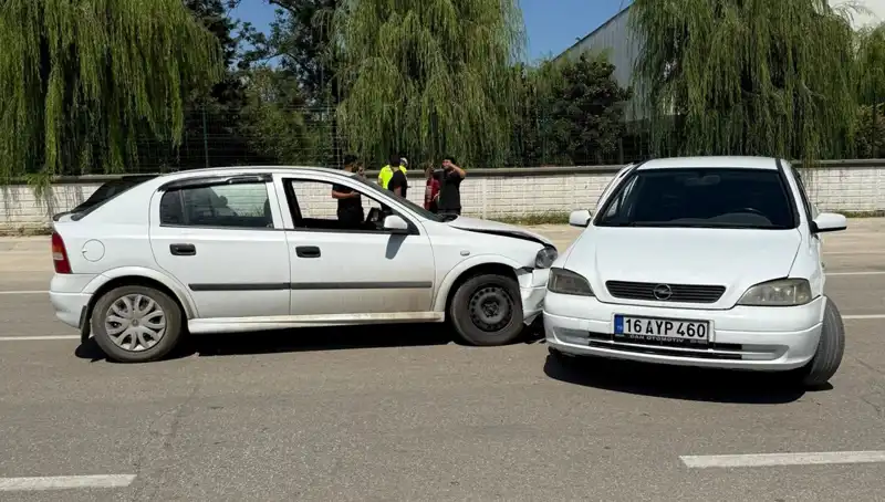 İki Otomobil Çarpıştı: Feci Kazada İki Kişi Yaralandı!