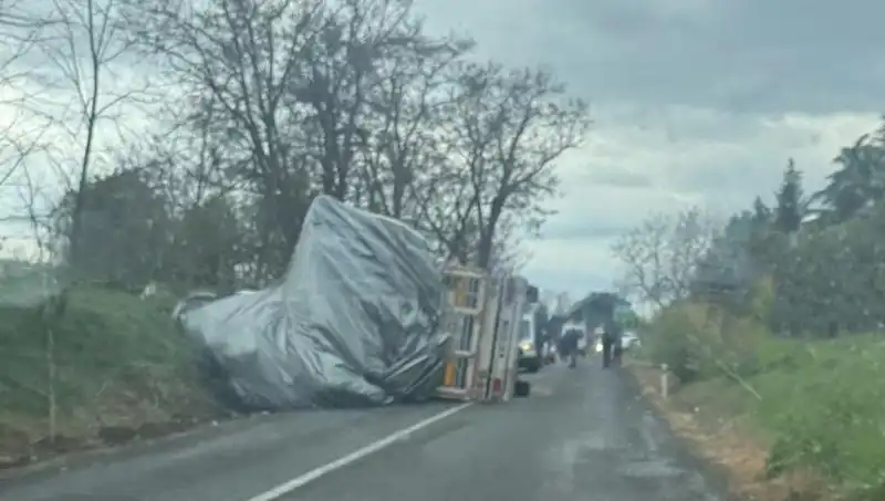 Tekirdağ'da Saman Yüklü TIR Devrildi: Kaza Sonrası Olay Yeri Kareleri