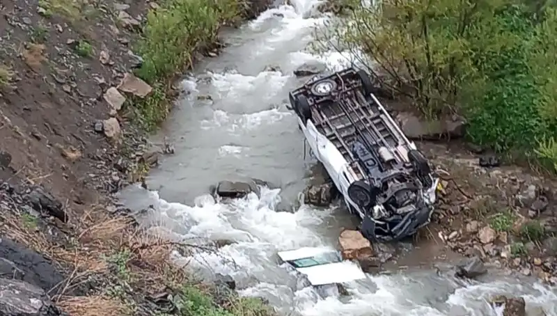 Hakkari'de Minibüs Devrildi: Derede Can Pazarı ve Yaşanan Trajedi
