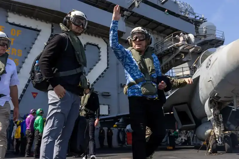 ABD'nin Umman Ekibi, Savaş Gemisini Ziyaret Etti: Müzakereden Askeriye!