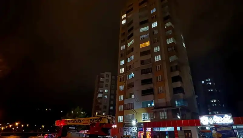 Yıldırım Düşmesiyle Apartman Çatısında Şok Edici Hasar: Olayın Ayrıntıları