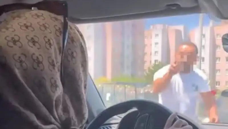 Trafikte Dehşet Anları: Önünü Kesen Araçla Sarsıcı Olay!