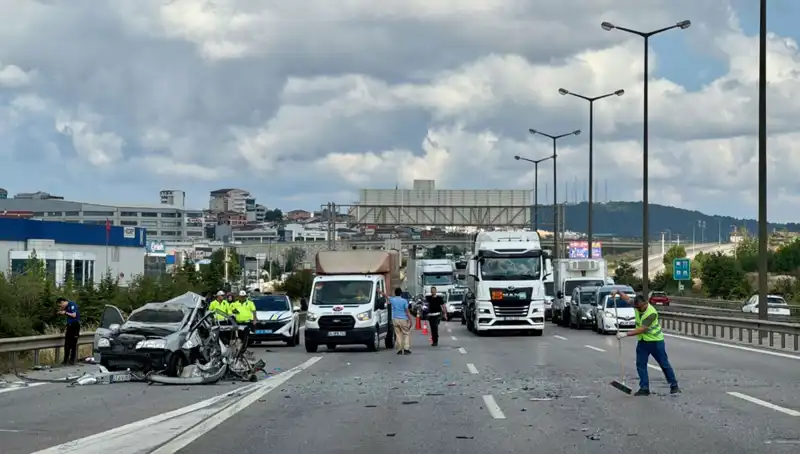 Otoyolda Feci Kaza: Üç Kişi Araçta Sıkıştı!