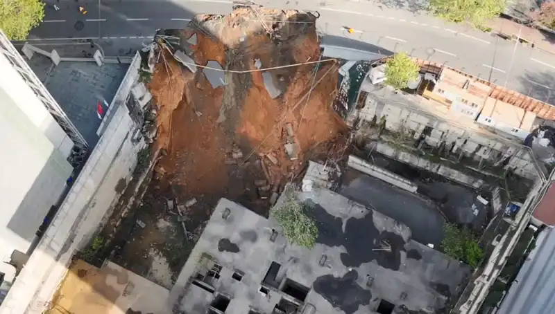 Sarıyer'de Yol Çökmesi: Cadde Kapatıldı, Vatandaşlar Endişeli!