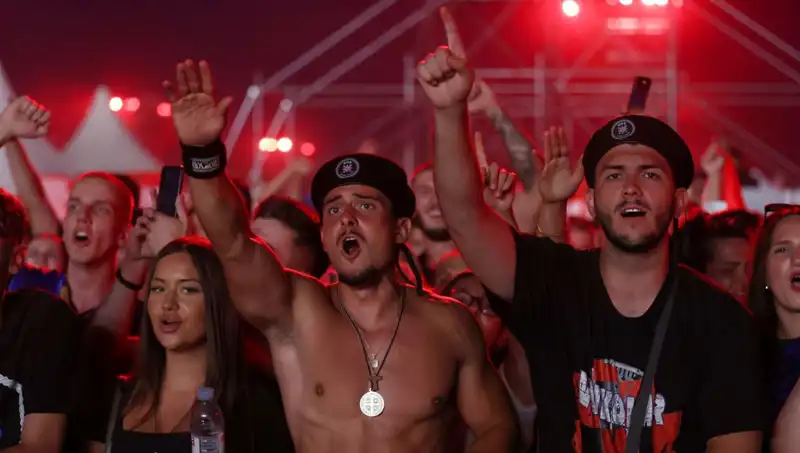 Thompson Konserinde Nazi Selamı Skandalı: Müzik Dünyasında Tartışmalar Alevlendi