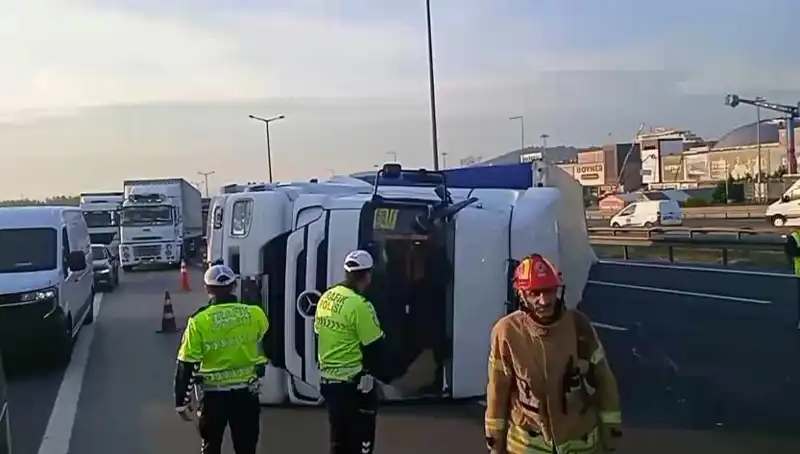Pendik TEM Otoyolu'nda TIR Devrildi: İstanbul'da Trafik Kaosu Başladı