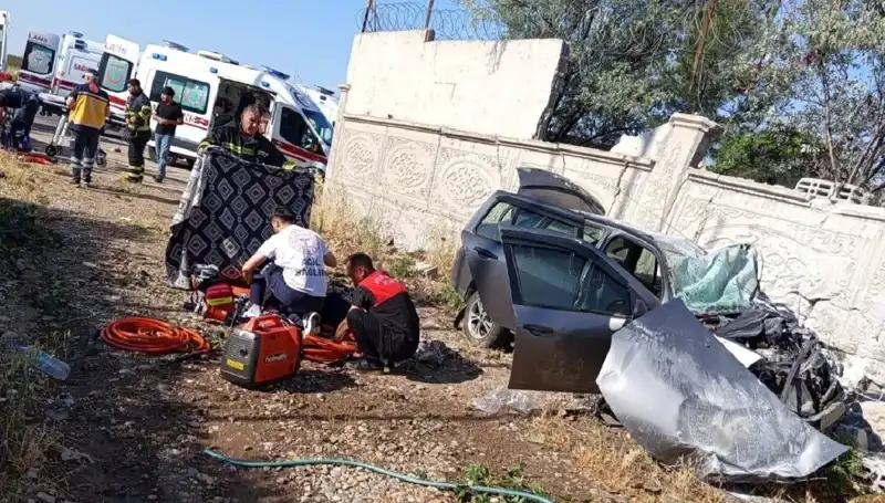 Lastiği Patlayan Araç İle Meydana Gelen Feci Kaza: 1 Ölü, 6 Yaralı