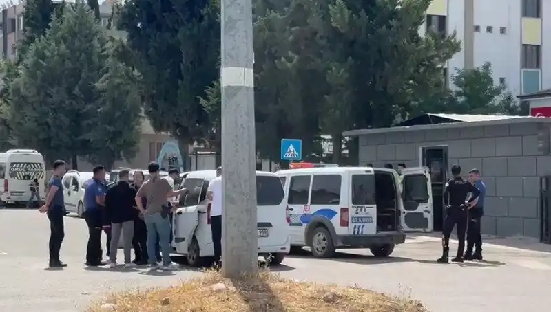 Adliye Önünde Gerilim! İki Aile Arasında Kanlı Kavga: 5 Yaralı, 7 Gözaltı