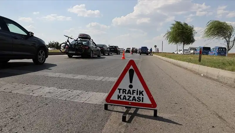 Adana'da Feci Kaza: Kamyon ile Otomobil Çarpıştı, Can Kaybı Var