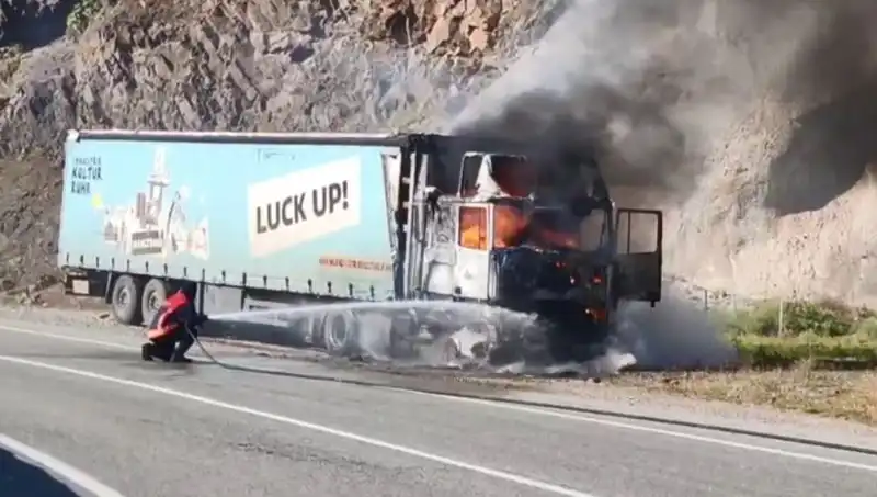 Seyir Halindeki TIR Alev Alev Yandı: Faciadan Dönüldü