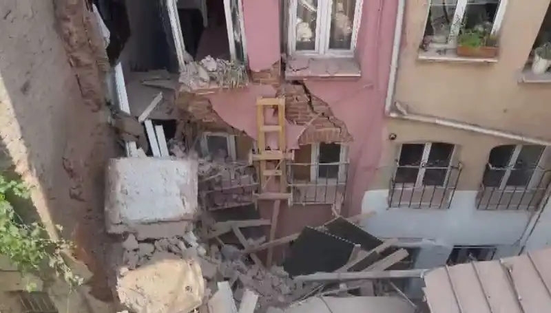 İstanbul'da Üç Katlı Bina Balkonunun Çökmeye Neden Olan Sebepler Neler?
