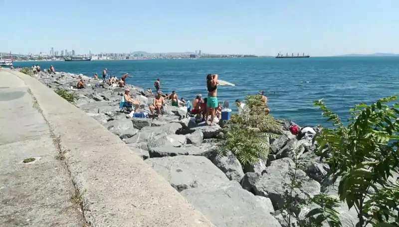 İstanbul’da Yaz Havası Kapıda, Plajlar Dolu Dolup Taşıyor!